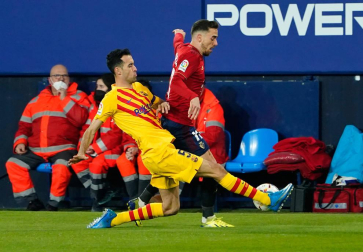 Sergio Busquets y Kike Barja pelean por un balón en El Sadar