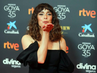 Actores, presentadores y cantantes desfilan por la alfombra roja de los premios Goya 2021.