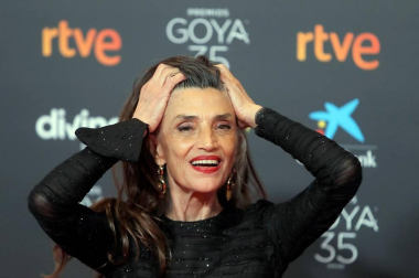 Actores, presentadores y cantantes desfilan por la alfombra roja de los premios Goya 2021.