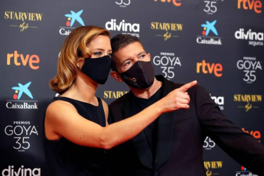 Actores, presentadores y cantantes desfilan por la alfombra roja de los premios Goya 2021.