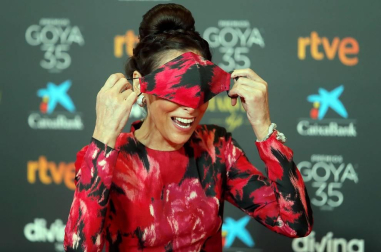 Actores, presentadores y cantantes desfilan por la alfombra roja de los premios Goya 2021.