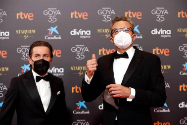 Actores, presentadores y cantantes desfilan por la alfombra roja de los premios Goya 2021.