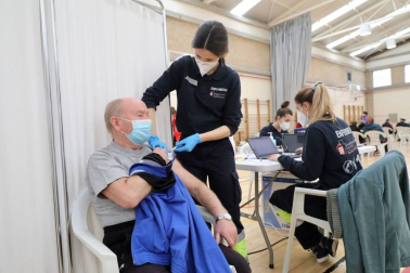 Fotos de la vacunación de los mayores de 80 años en Pamplona. Este sábado han vacunado en el polideportivo de Azpilagaña