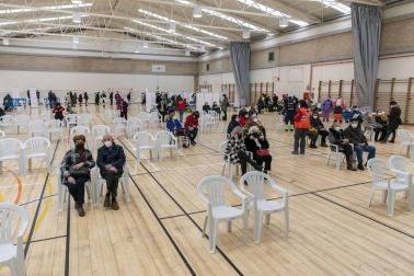 Fotos de la vacunación de los mayores de 80 años en Pamplona. Este sábado han vacunado en el polideportivo de Azpilagaña