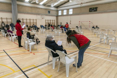 Fotos de la vacunación de los mayores de 80 años en Pamplona. Este sábado han vacunado en el polideportivo de Azpilagaña