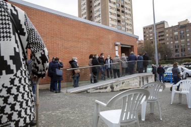 Fotos de la vacunación de los mayores de 80 años en Pamplona. Este sábado han vacunado en el polideportivo de Azpilagaña