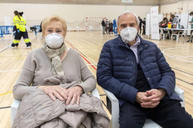 Fotos de la vacunación de los mayores de 80 años en Pamplona. Este sábado han vacunado en el polideportivo de Azpilagaña