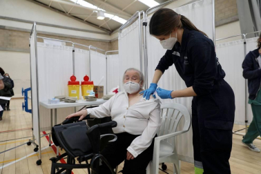 Fotos de la vacunación de los mayores de 80 años en Pamplona. Este sábado han vacunado en el polideportivo de Azpilagaña