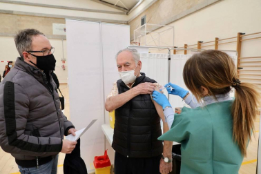Fotos de la vacunación de los mayores de 80 años en Pamplona. Este sábado han vacunado en el polideportivo de Azpilagaña