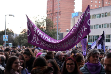 Multitudinaria manifestación por el Día de la Mujer en la capital navarra