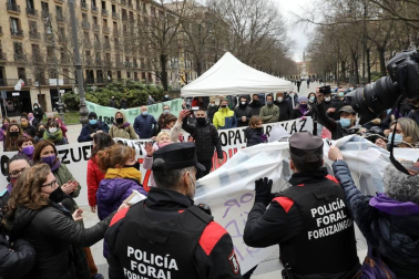 Varias mujeres se han encadenado, y una de ellas ha acabado detenida
