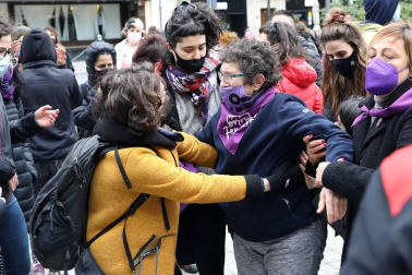 Varias mujeres se han encadenado, y una de ellas ha acabado detenida