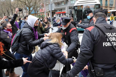 Varias mujeres se han encadenado, y una de ellas ha acabado detenida