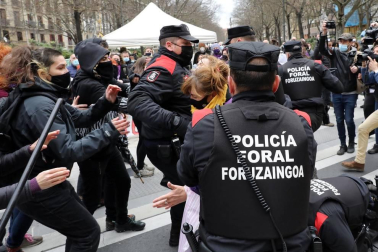 Varias mujeres se han encadenado, y una de ellas ha acabado detenida