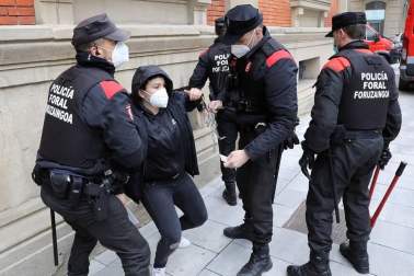 Varias mujeres se han encadenado, y una de ellas ha acabado detenida