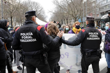 Varias mujeres se han encadenado, y una de ellas ha acabado detenida