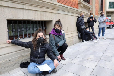Varias mujeres se han encadenado, y una de ellas ha acabado detenida