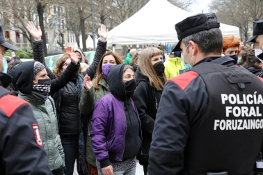 Varias mujeres se han encadenado, y una de ellas ha acabado detenida