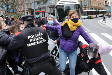 Varias mujeres se han encadenado, y una de ellas ha acabado detenida