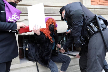 Varias mujeres se han encadenado, y una de ellas ha acabado detenida