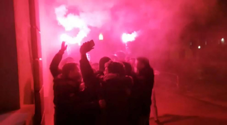 Recibimiento a Asier Martínez a su llegada a Pamplona