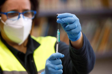 Navarra comienza la vacunación a los profesionales sanitarios y a grandes dependientes en Etxarri-Aranatz y Alsasua.