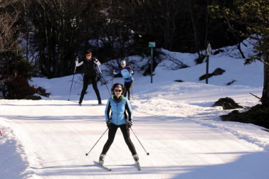Los aficionados a los deportes de invierno pudieron disfrutar de la nieve con el primer día de las instalaciones este domingo 20 de diciembre.