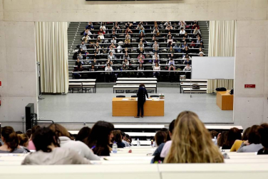 Miles de personas se han dado cita este sábado en la UPNA para realizar la OPE de Enfermería.