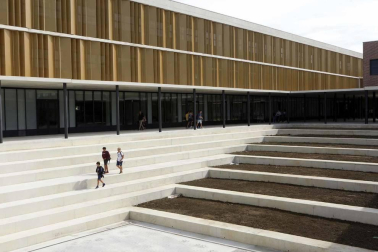 El nuevo centro de educación Secundaria y de Formación Profesional acogió el lunes la presentación de los alumnos con los últimos retoques en el equipamiento de aulas y talleres pendientes y tras una inversión de 37,2 millones de euros.