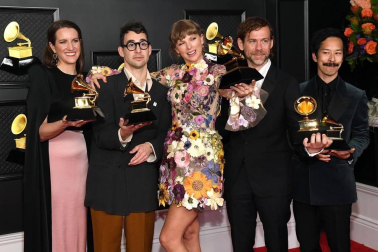 Los Grammy evitaron recrear una gala de grandes dimensiones y apostaron por reinventarse con un formato reducido que cedió todo el protagonismo a la música.