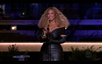 Los Grammy evitaron recrear una gala de grandes dimensiones y apostaron por reinventarse con un formato reducido que cedió todo el protagonismo a la música.