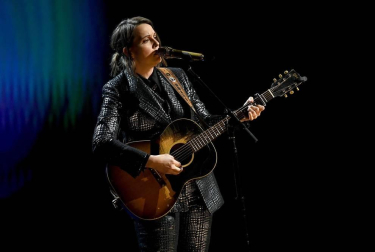 Los Grammy evitaron recrear una gala de grandes dimensiones y apostaron por reinventarse con un formato reducido que cedió todo el protagonismo a la música.