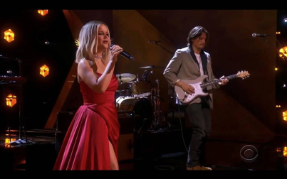 Los Grammy evitaron recrear una gala de grandes dimensiones y apostaron por reinventarse con un formato reducido que cedió todo el protagonismo a la música.