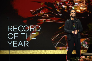 Los Grammy evitaron recrear una gala de grandes dimensiones y apostaron por reinventarse con un formato reducido que cedió todo el protagonismo a la música.