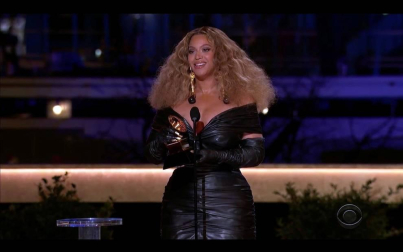 Los Grammy evitaron recrear una gala de grandes dimensiones y apostaron por reinventarse con un formato reducido que cedió todo el protagonismo a la música.