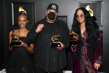 Los Grammy evitaron recrear una gala de grandes dimensiones y apostaron por reinventarse con un formato reducido que cedió todo el protagonismo a la música.