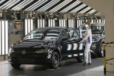 Tras seis semanas de parón, la producción de coches retornó este 27 de abril a Landaben.