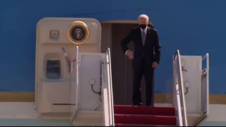 Joe Biden se tropieza tres veces al subir las escaleras del Air Force One