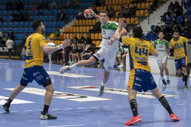 El Helvetia Anaitasuna venció este sábado al Villa de Aranda de forma clara por 28-22 para colocarse, con 28 puntos, en la zona alta de la clasificación