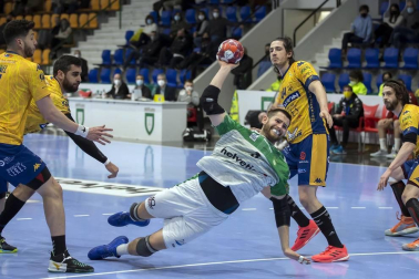 El Helvetia Anaitasuna venció este sábado al Villa de Aranda de forma clara por 28-22 para colocarse, con 28 puntos, en la zona alta de la clasificación