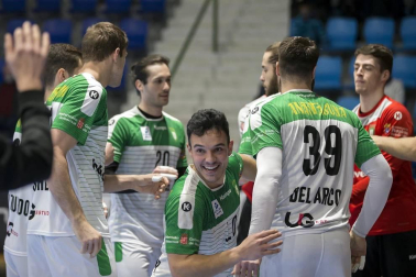 El Helvetia Anaitasuna venció este sábado al Villa de Aranda de forma clara por 28-22 para colocarse, con 28 puntos, en la zona alta de la clasificación