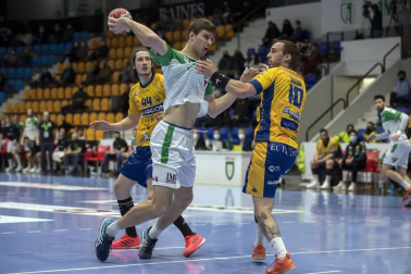 El Helvetia Anaitasuna venció este sábado al Villa de Aranda de forma clara por 28-22 para colocarse, con 28 puntos, en la zona alta de la clasificación
