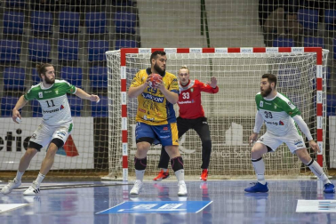 El Helvetia Anaitasuna venció este sábado al Villa de Aranda de forma clara por 28-22 para colocarse, con 28 puntos, en la zona alta de la clasificación