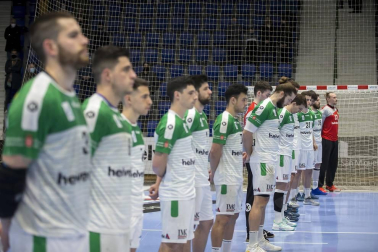 El Helvetia Anaitasuna venció este sábado al Villa de Aranda de forma clara por 28-22 para colocarse, con 28 puntos, en la zona alta de la clasificación