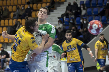 El Helvetia Anaitasuna venció este sábado al Villa de Aranda de forma clara por 28-22 para colocarse, con 28 puntos, en la zona alta de la clasificación