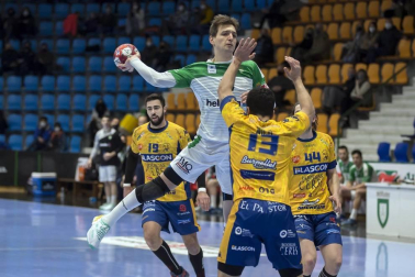 El Helvetia Anaitasuna venció este sábado al Villa de Aranda de forma clara por 28-22 para colocarse, con 28 puntos, en la zona alta de la clasificación