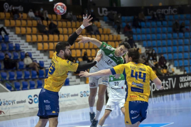 El Helvetia Anaitasuna venció este sábado al Villa de Aranda de forma clara por 28-22 para colocarse, con 28 puntos, en la zona alta de la clasificación
