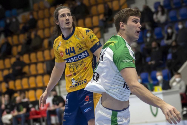 El Helvetia Anaitasuna venció este sábado al Villa de Aranda de forma clara por 28-22 para colocarse, con 28 puntos, en la zona alta de la clasificación