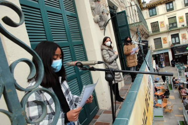 Tudela ha celebrado este domingo el Día Mundial de la Poesía con la lectura de veinte poemas cortos de distintos autores desde los balcones de la Casa del Reloj de la plaza de los Fueros.
