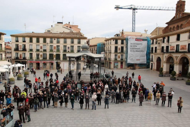 Tudela ha celebrado este domingo el Día Mundial de la Poesía con la lectura de veinte poemas cortos de distintos autores desde los balcones de la Casa del Reloj de la plaza de los Fueros.